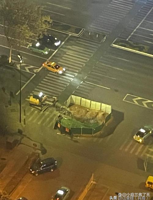 西安冰雹致百车被砸