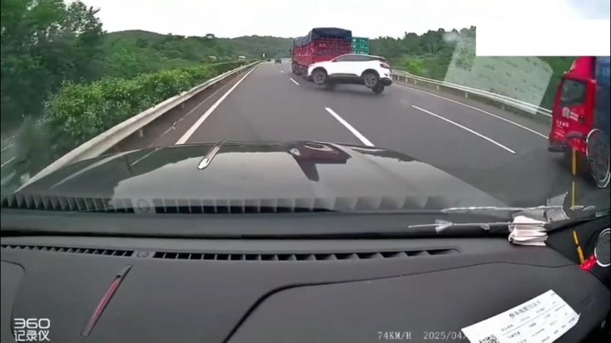 高速上演刀片超车,高速上演刀片超车视频
