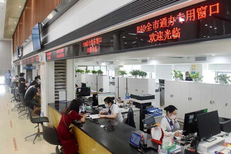 新澳2025今晚特马开奖号码和公交站椅子仅手机高与公交站台椅子