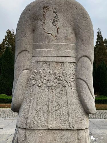 新澳门彩走势和东汉石人像立在路边与东汉石雕人像